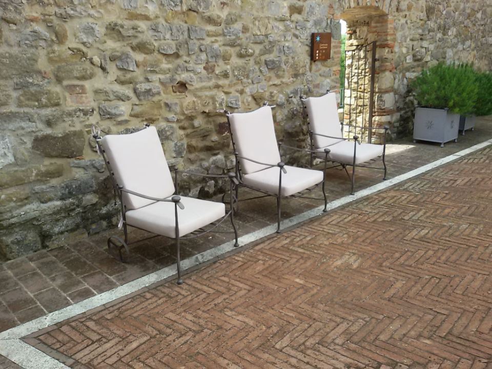 tre sedie da esterni con rivestimento bianco