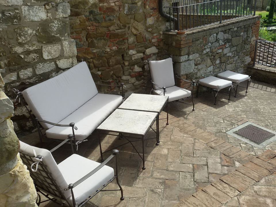 salottino da esterni con sedute bianche