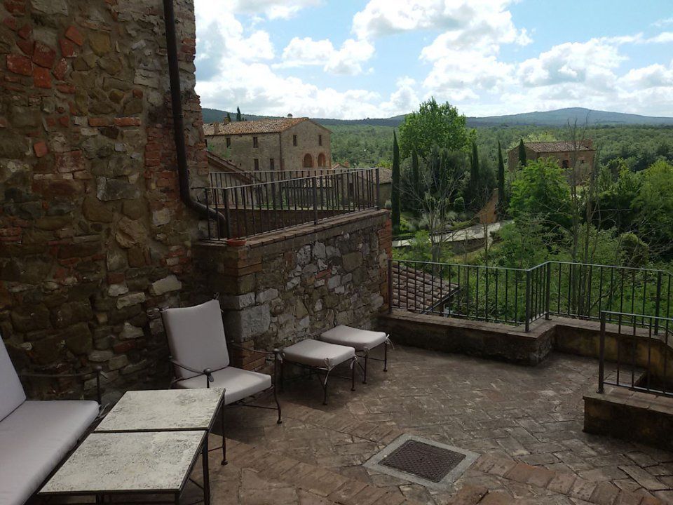 sedia e pouf da esterni con rivestimento bianco