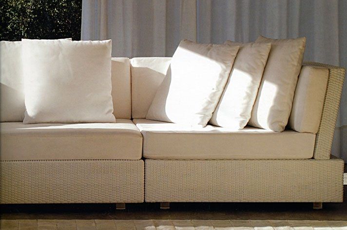divano con seduta e cuscini bianchi