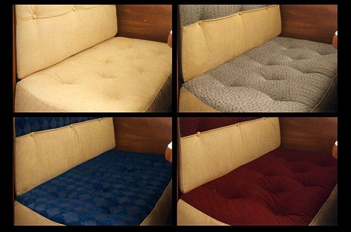 divanetti con rivestimenti di vari colori