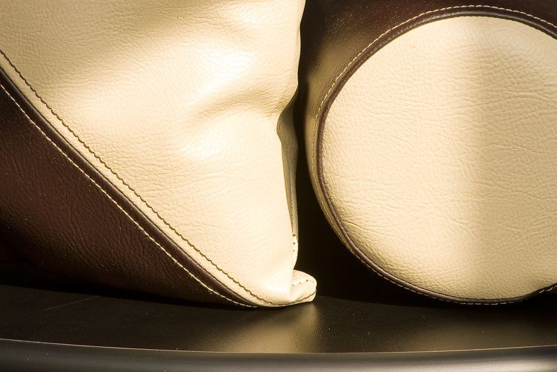 cuscino classico e cuscino cilindrico in pelle