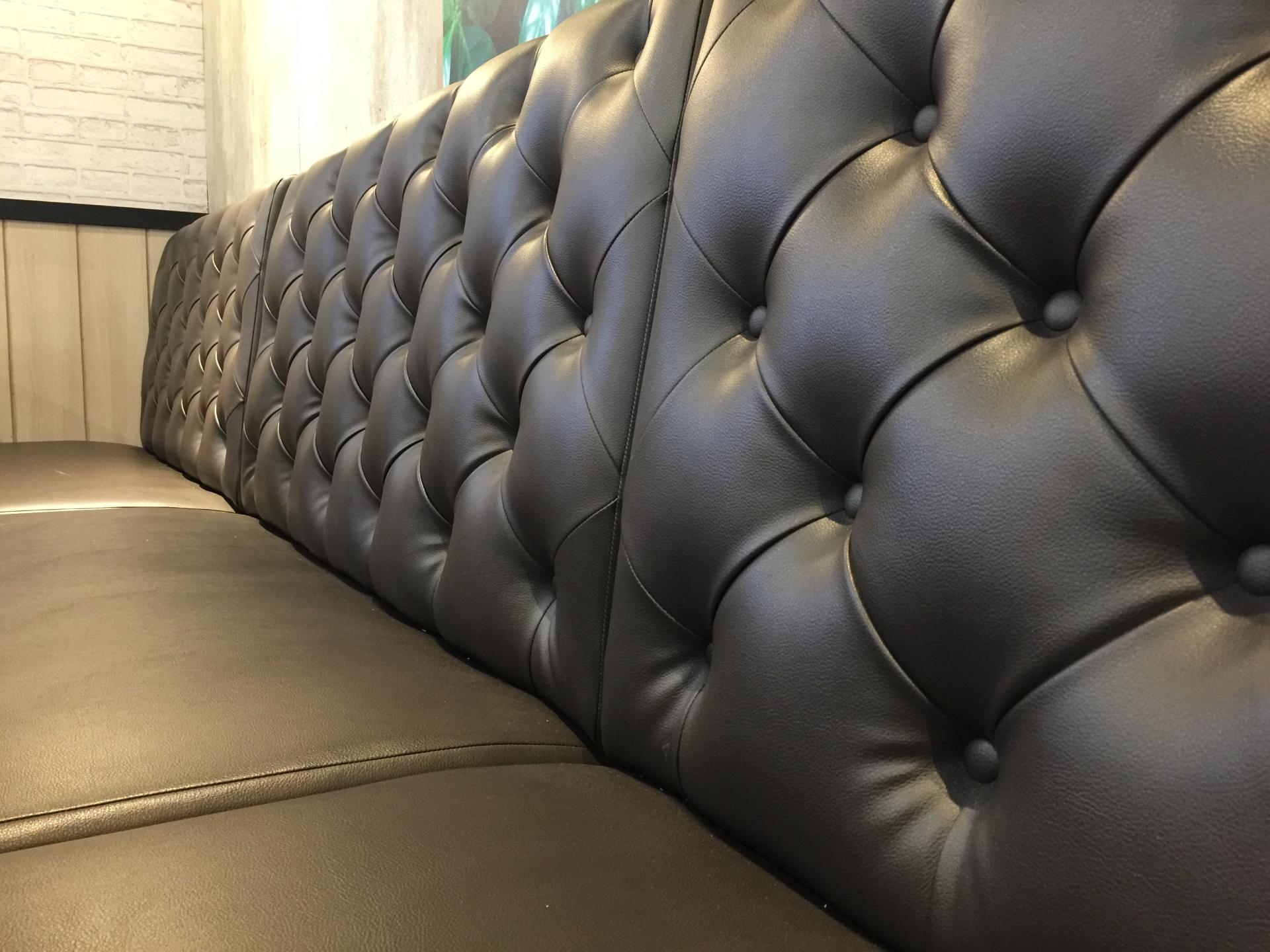 sedile di una macchina con rivestimenti in pelle