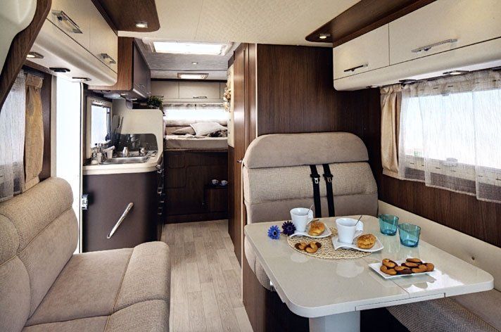 camper con dinette beige