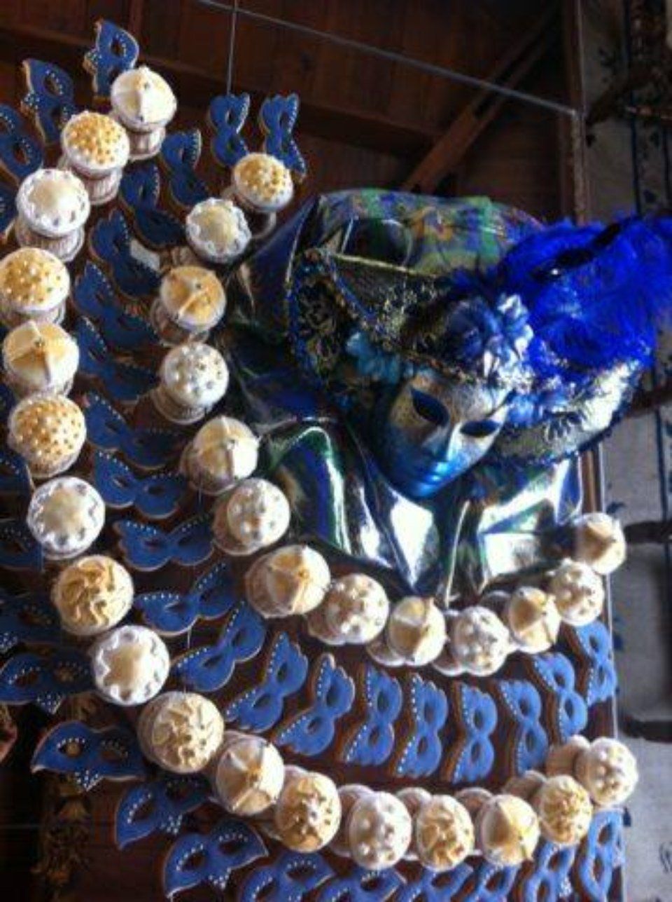 Torta scenografica con maschere