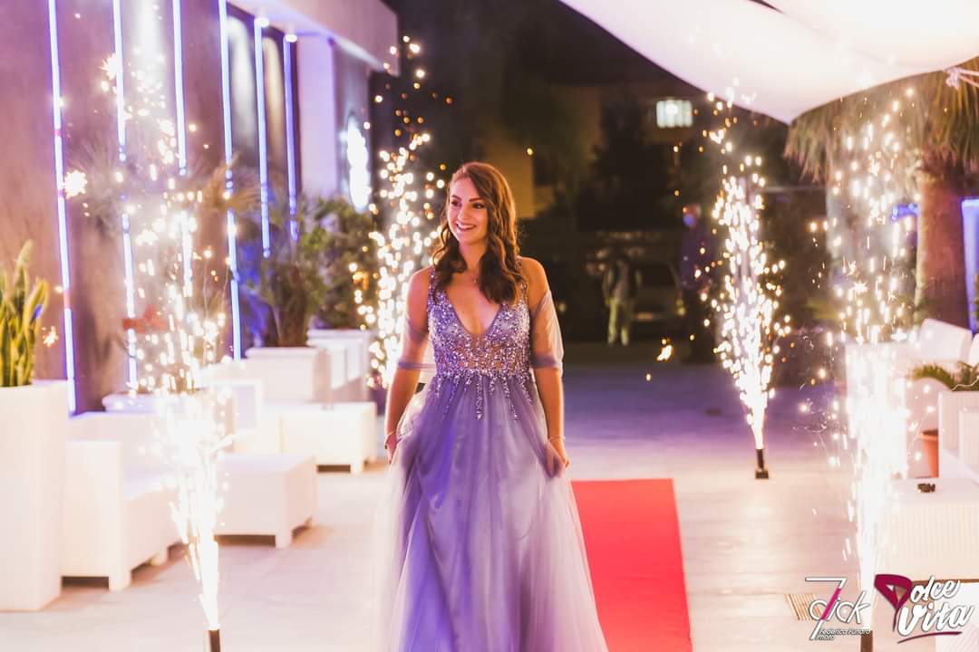 festeggiata in abito viola