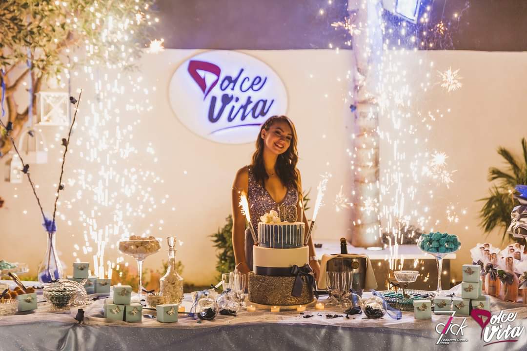 ragazza in posa davanti a una torta