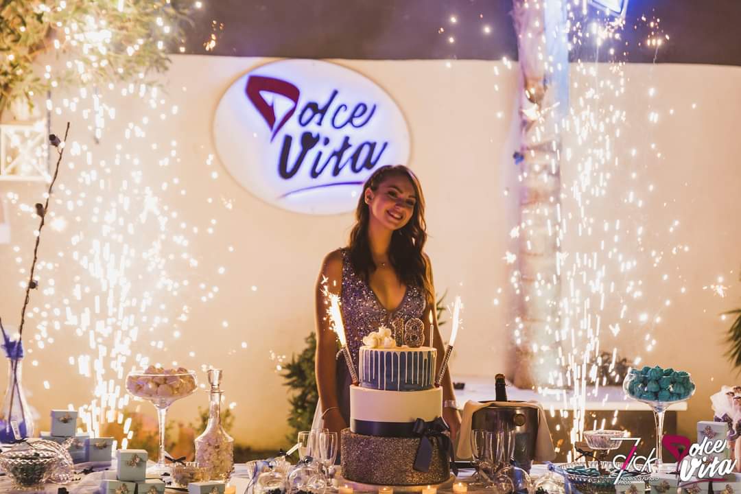 ragazzadavanti alla torta