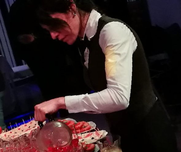 Cameriera sistema un piatto