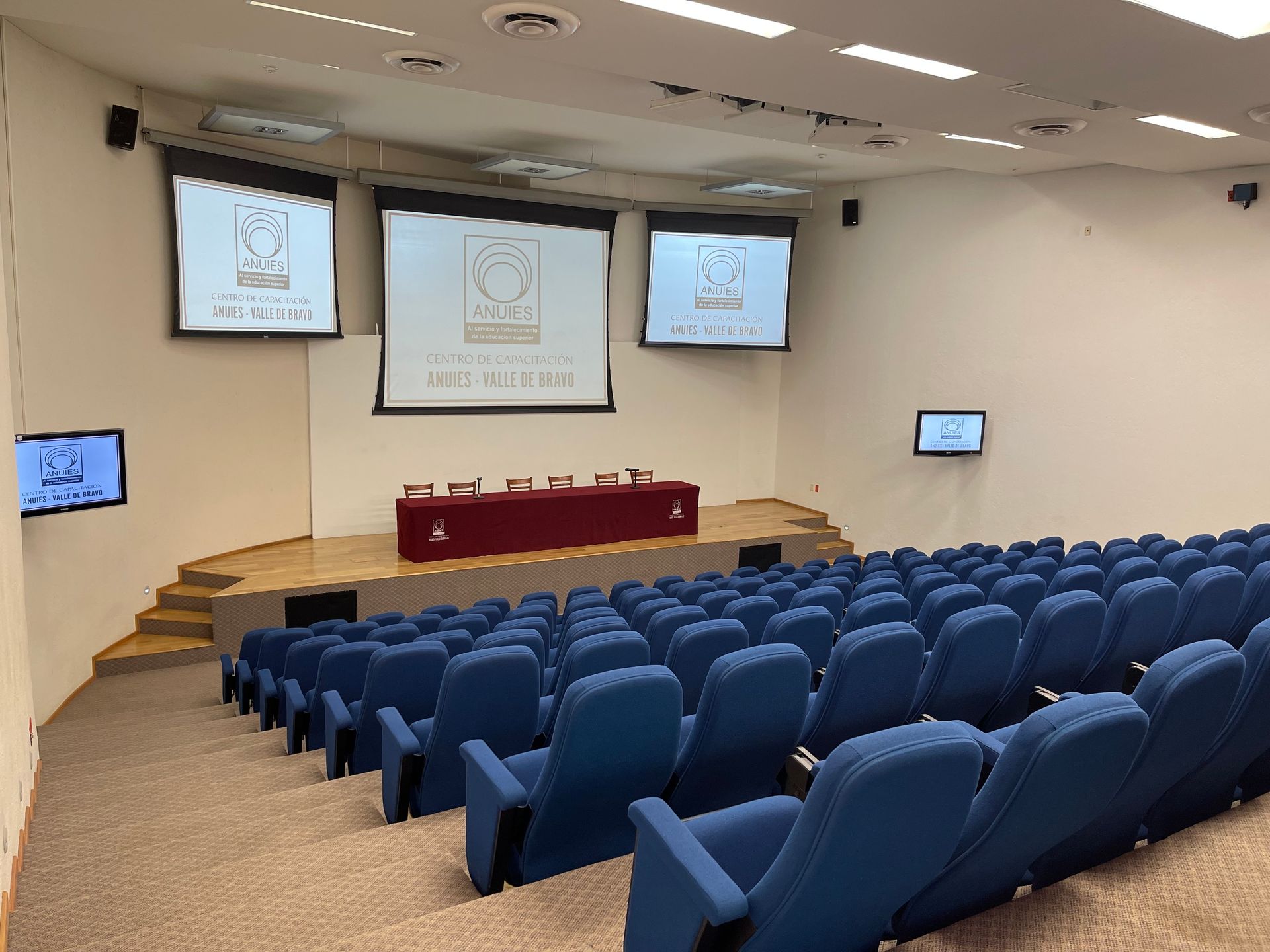 Un gran auditorio de ANUIES Valle de Bravo.