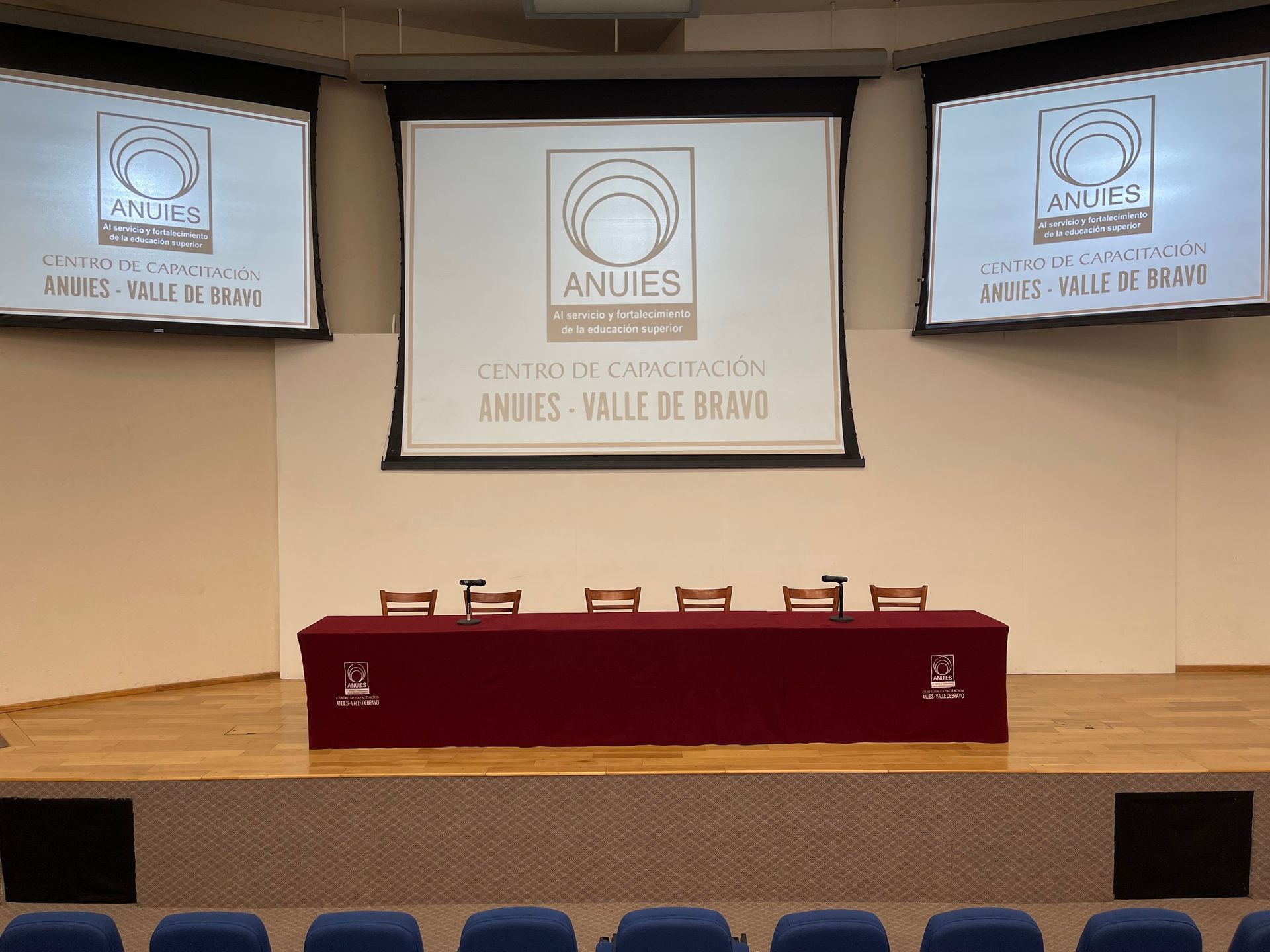 Un auditorio con una mesa de ANUIES Valle de Bravo