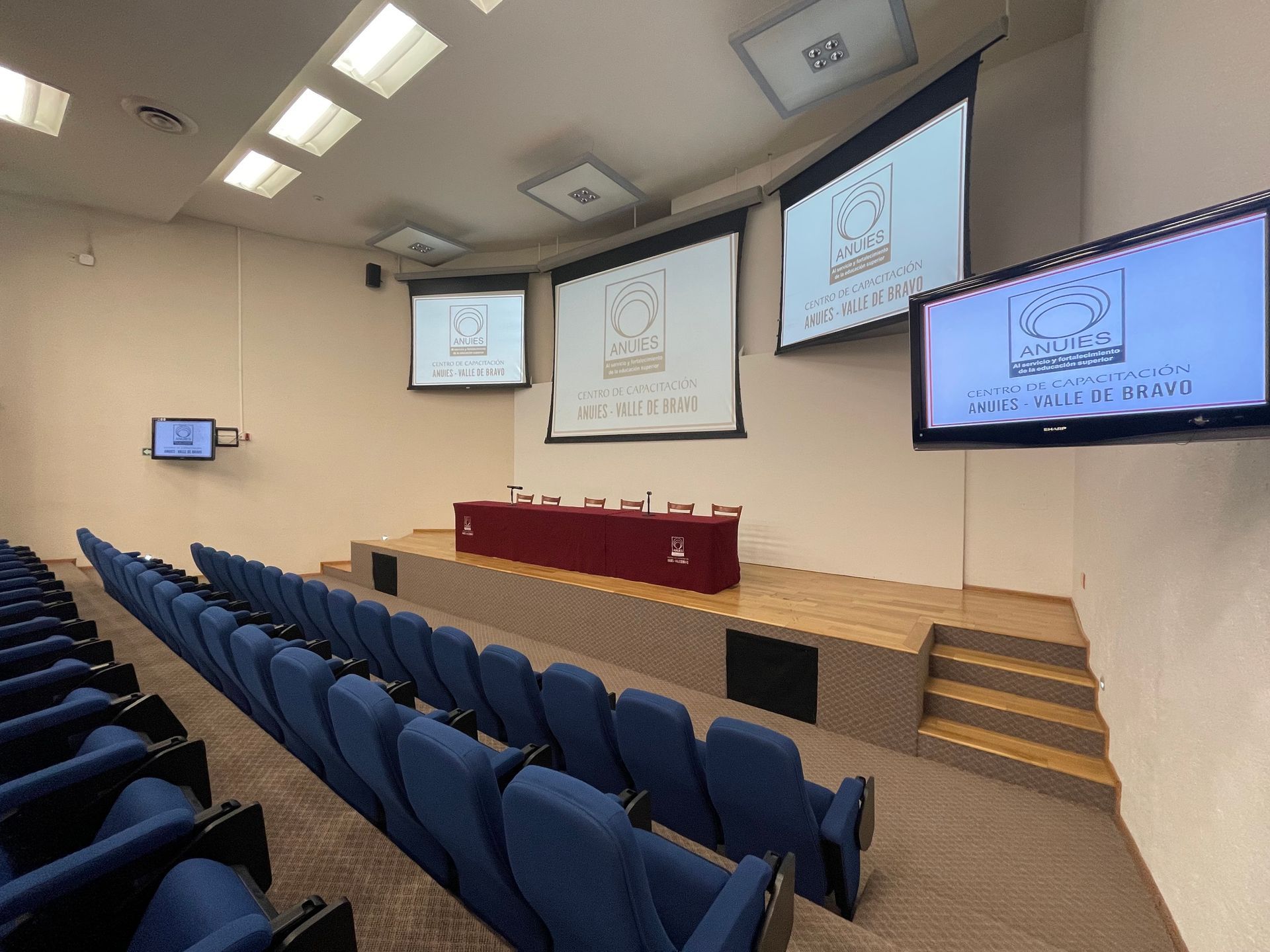 Un gran auditorio con filas de sillas azules de ANUIES Valle de Bravo