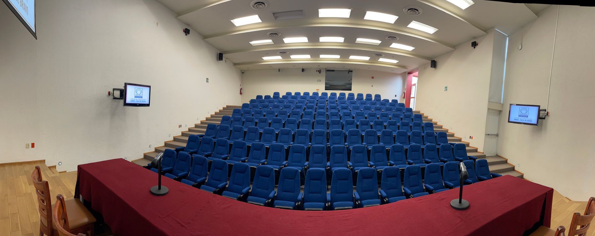 Un gran auditorio con asientos de ANUIES Valle de Bravo
