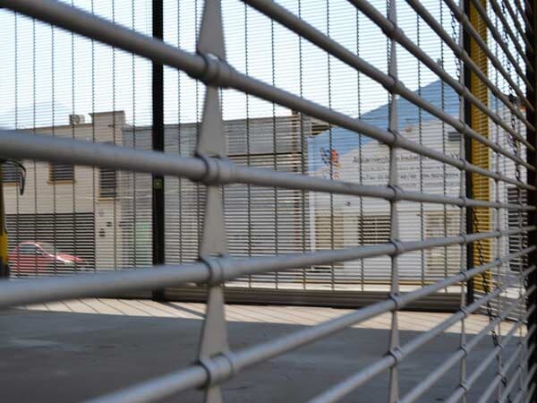 CORTINAS DE ACERO CHAGAR - Cortinas de exhibición tubular