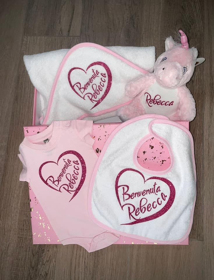Set regalo rosa per neonato: asciugamano, peluche, bavaglino e tutina con cuore e nome personalizzato 