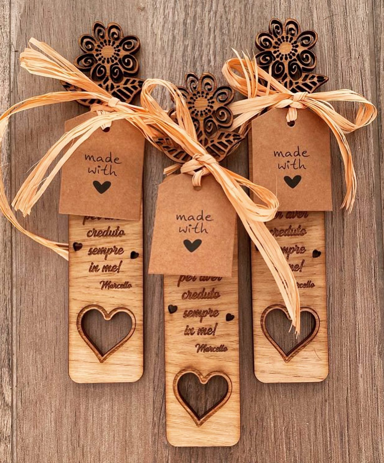 Segnalibri in legno con ritagli a forma di cuore, etichette con la scritta 