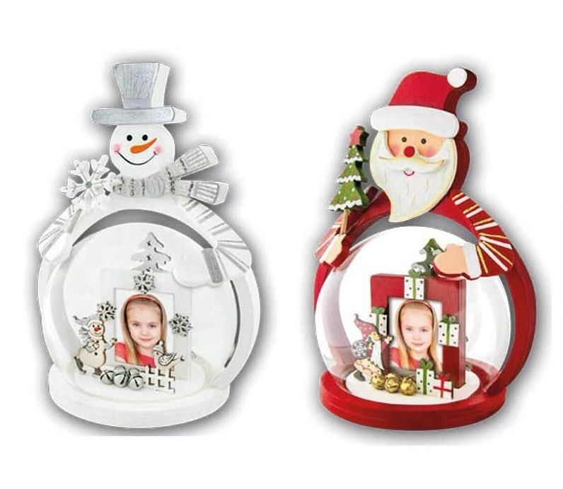 Globi di neve con cornice portafoto a forma di pupazzo di neve e Babbo Natale. Uno contiene la foto di un bambino.