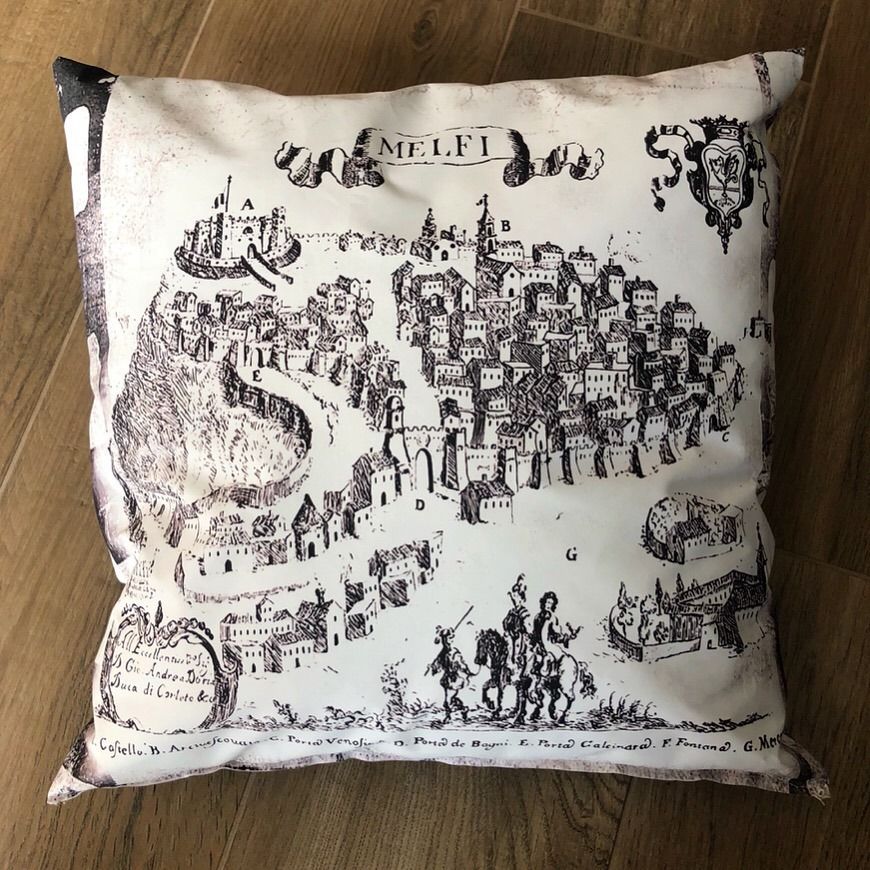 Cuscino con una mappa antica di Melfi, Italia, in bianco e nero.