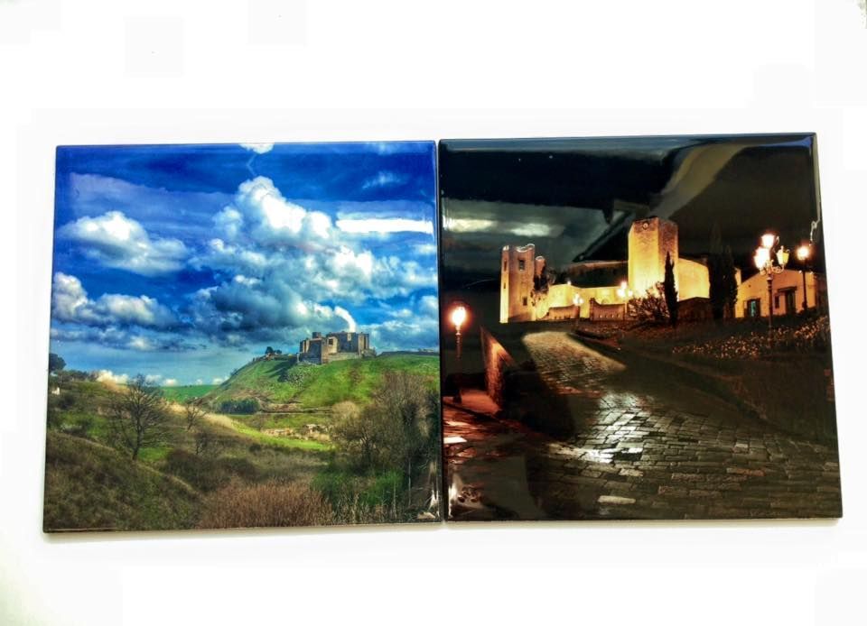 Due tessere quadrate affiancate, ciascuna raffigurante un castello su una collina. Una tessera rappresenta il giorno, l'altra la notte.