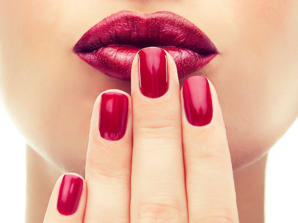 Une femme se fait peindre les ongles avec un flacon de vernis à ongles Opi.