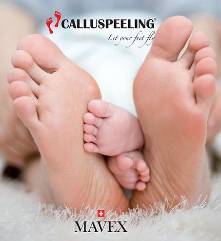 Une femme applique de la lotion sur sa main.