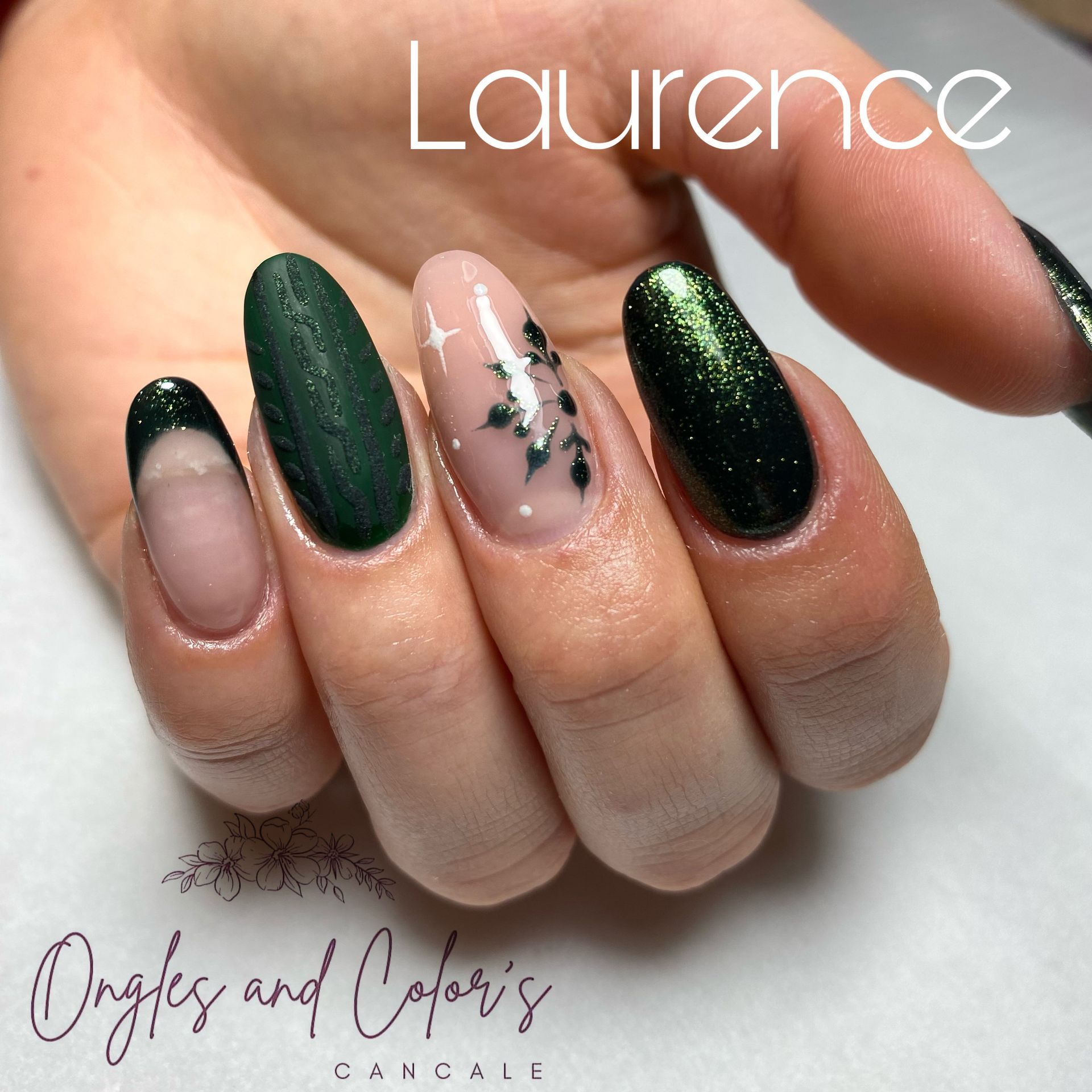 Gros plan sur une main aux ongles décorés de vert, de beige et de paillettes. Un ongle est orné d'un motif de feuille.