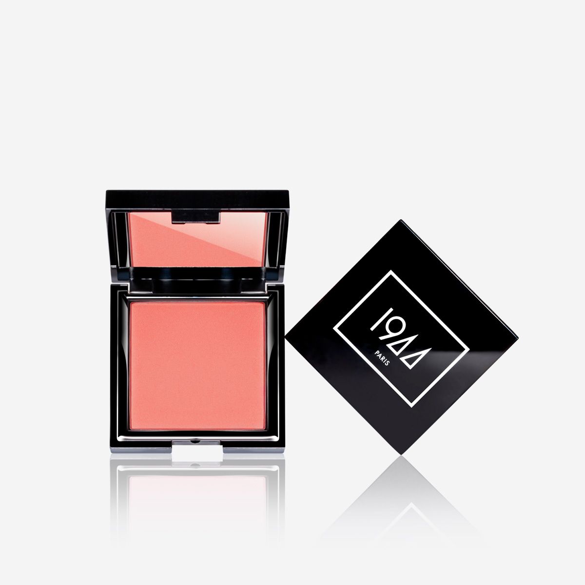 Une boîte carrée avec l'année 1944 dessus