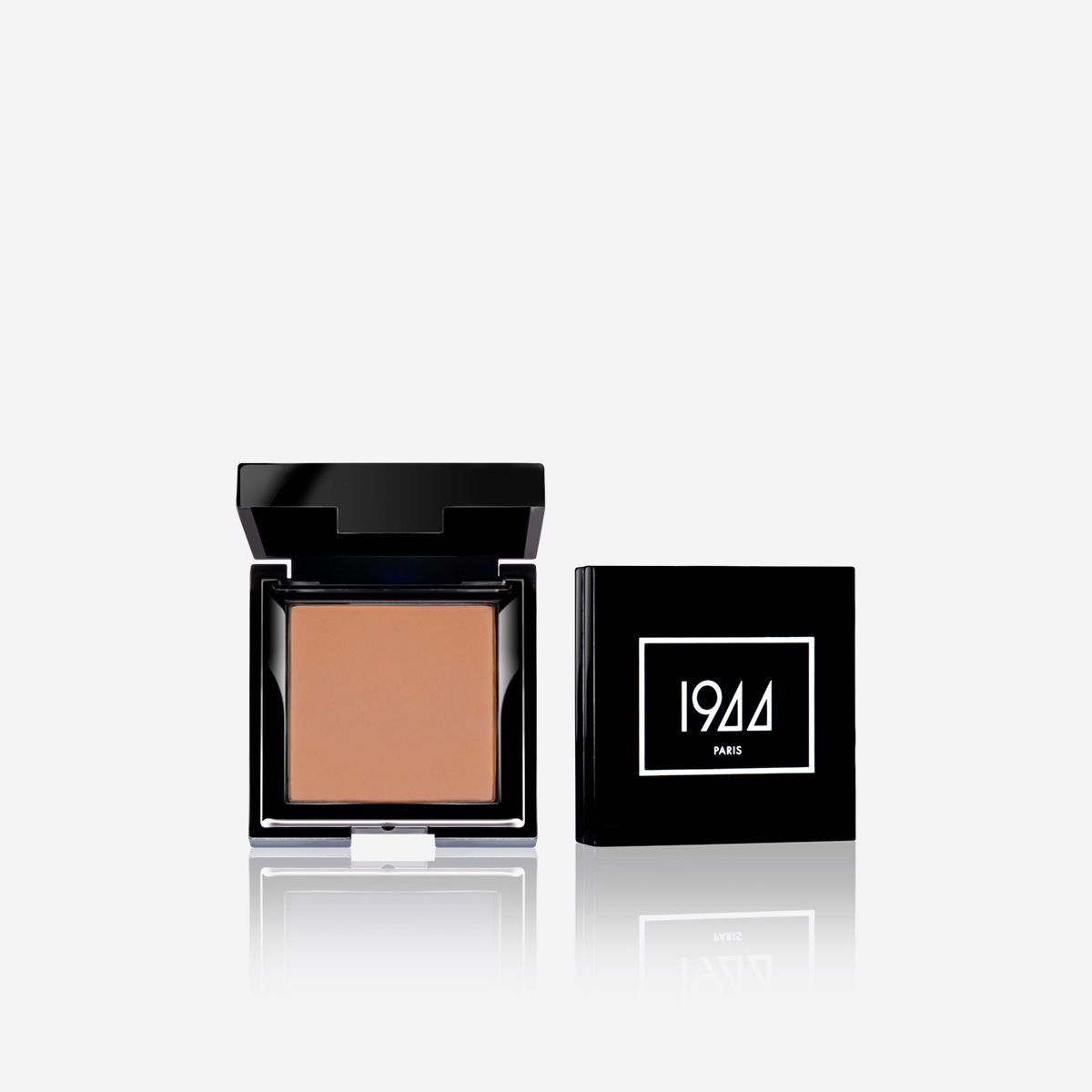 Une boîte noire avec le mot 1944 dessus