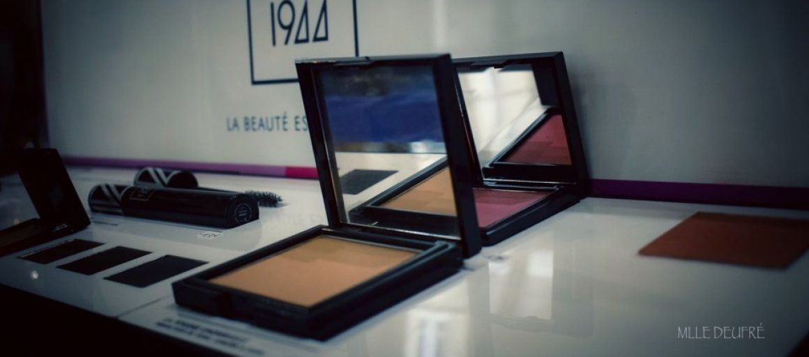 Deux boîtes de maquillage sont posées sur une table.