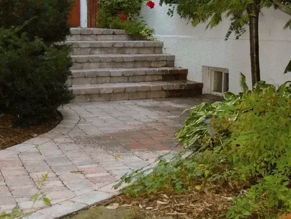 Une passerelle en brique menant à un escalier
