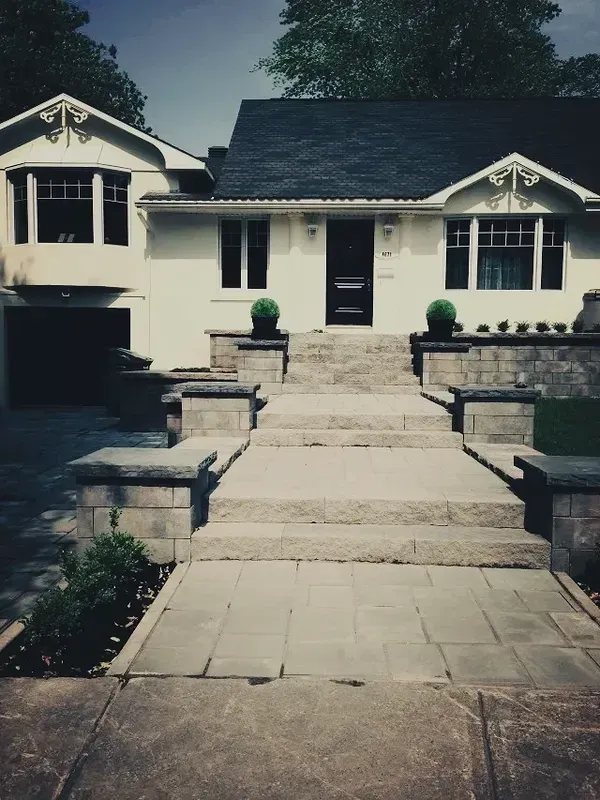 Une maison blanche avec des escaliers qui y mènent