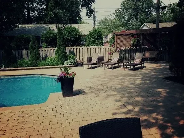 Un espace terrasse avec piscine et transats