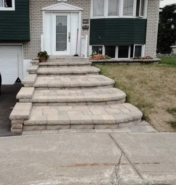 Un escalier menant à la porte d'entrée d'une maison