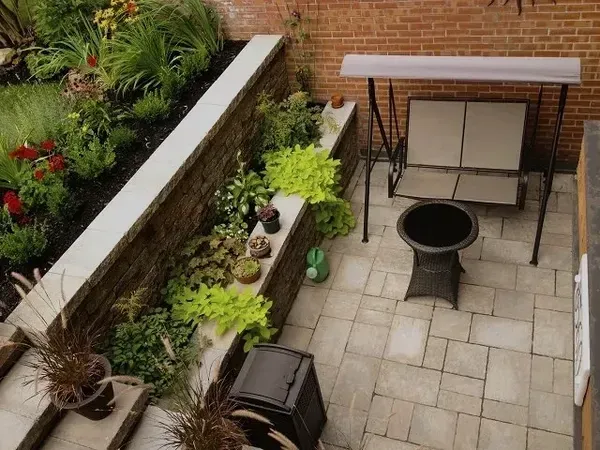 Une vue aérienne d'un patio avec un foyer et une balançoire.