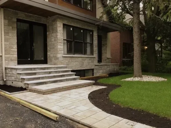 Une maison avec des escaliers et une passerelle qui y mène