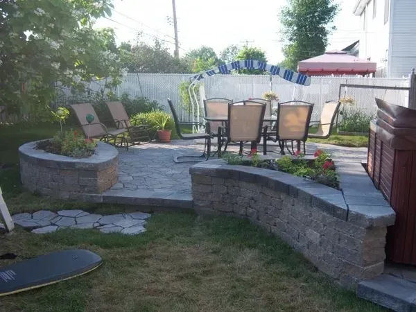 Un patio avec une table et des chaises dans la cour