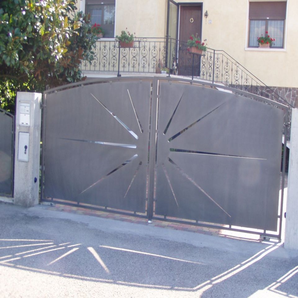 cancello in ferro con decorazione