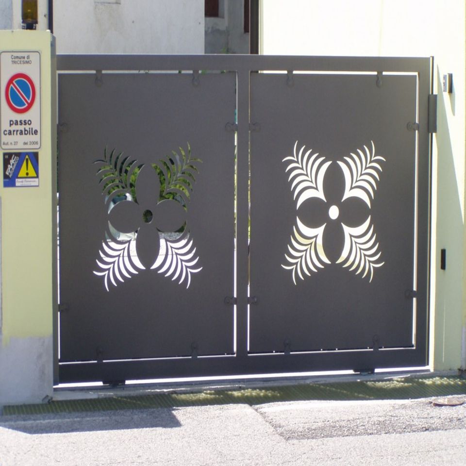 cancello scorrevole in ferro a doppia anta