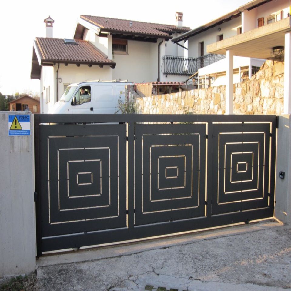 cancello moderno con decorazioni a spirale