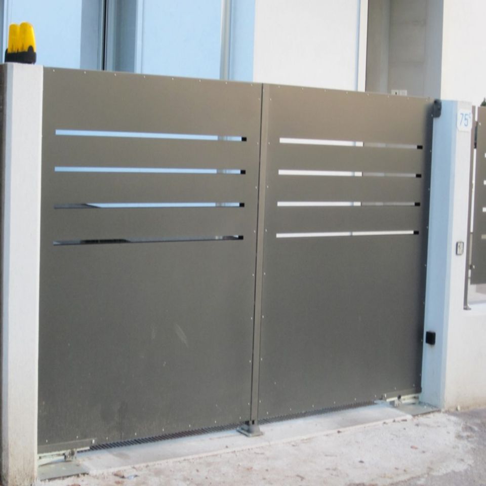 cancello dal design moderno a due ante