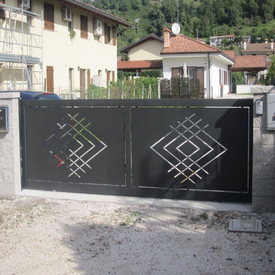 cancello moderno con decorazioni a spirale scorrevole