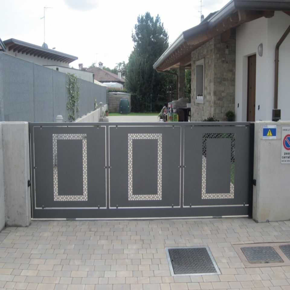 cancello scorrevole grigio