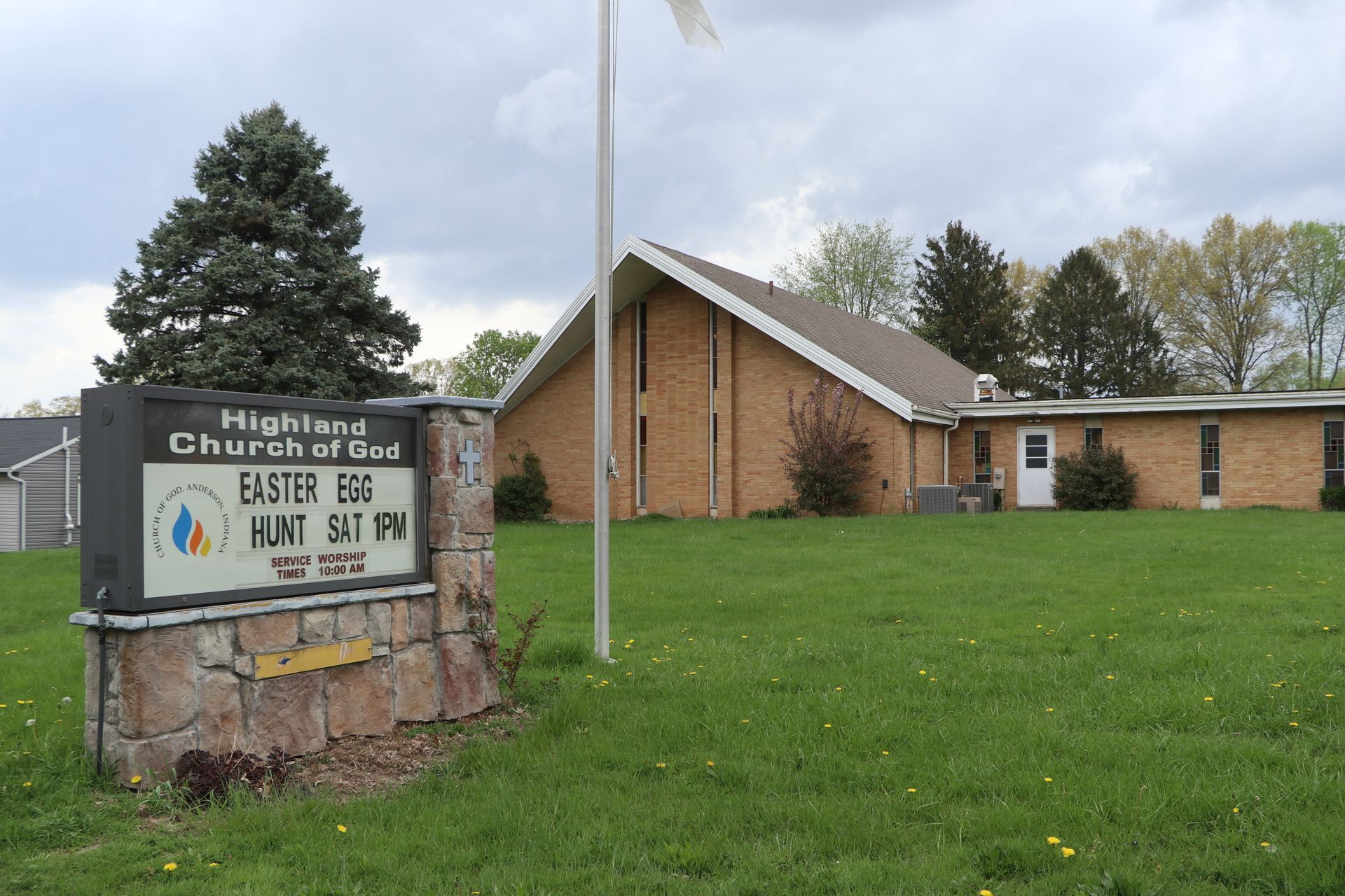 A sign that says highland church of god on it