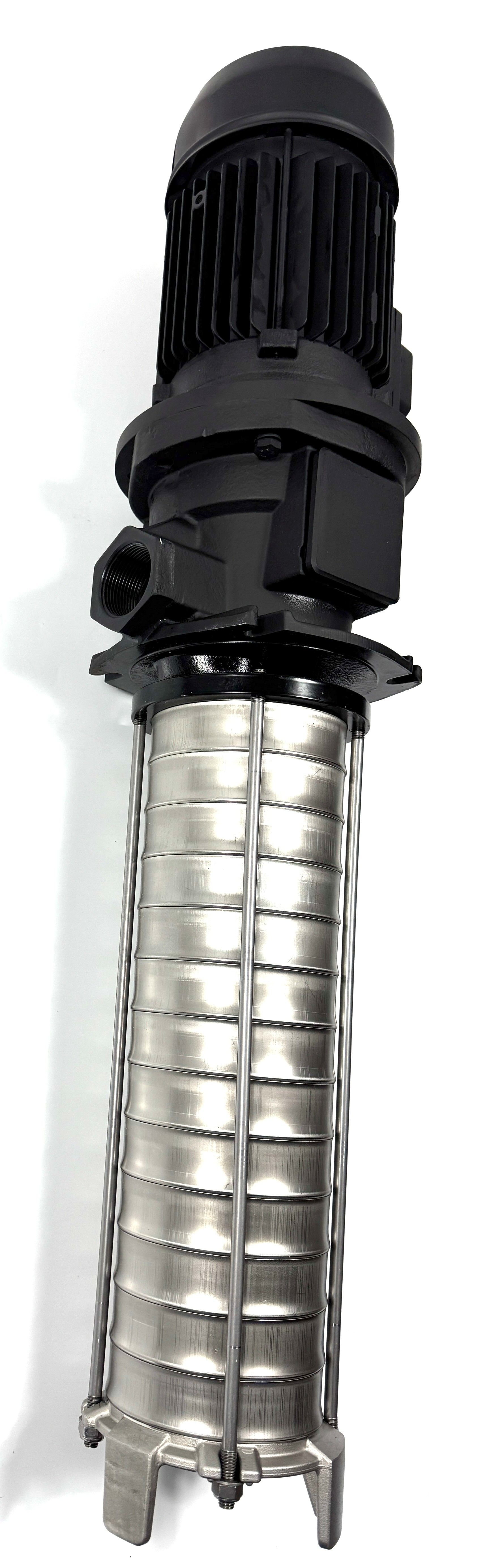 Eine vertikale Pumpe mit einem schwarzen Motor oben und einem metallischen Gehäuse mit Kühlrippen.