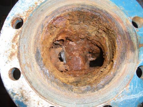 Das Innere des Metallrohrs ist stark korrodiert und weist deutliche Rostspuren und Beschädigungen auf.