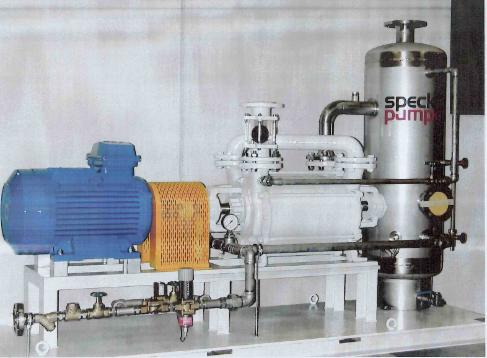 Industriepumpensystem mit blauem Motor, Filter und Edelstahlbehälter mit der Aufschrift „Spezialpumpe“.