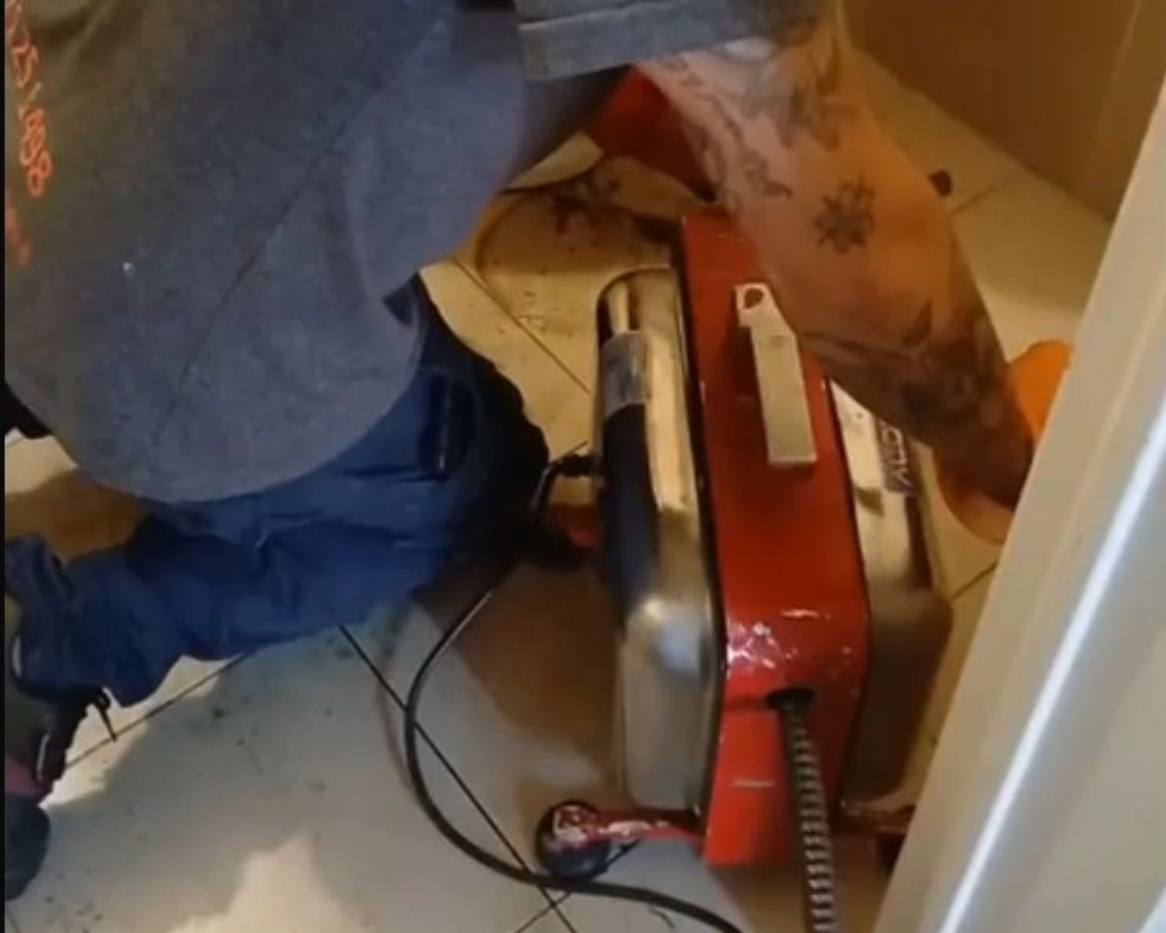 Dos trabajadores de la construcción construyen un marco de techo de madera al aire libre en un día soleado.