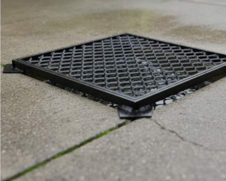 Dos trabajadores de la construcción construyen un marco de techo de madera al aire libre en un día soleado.
