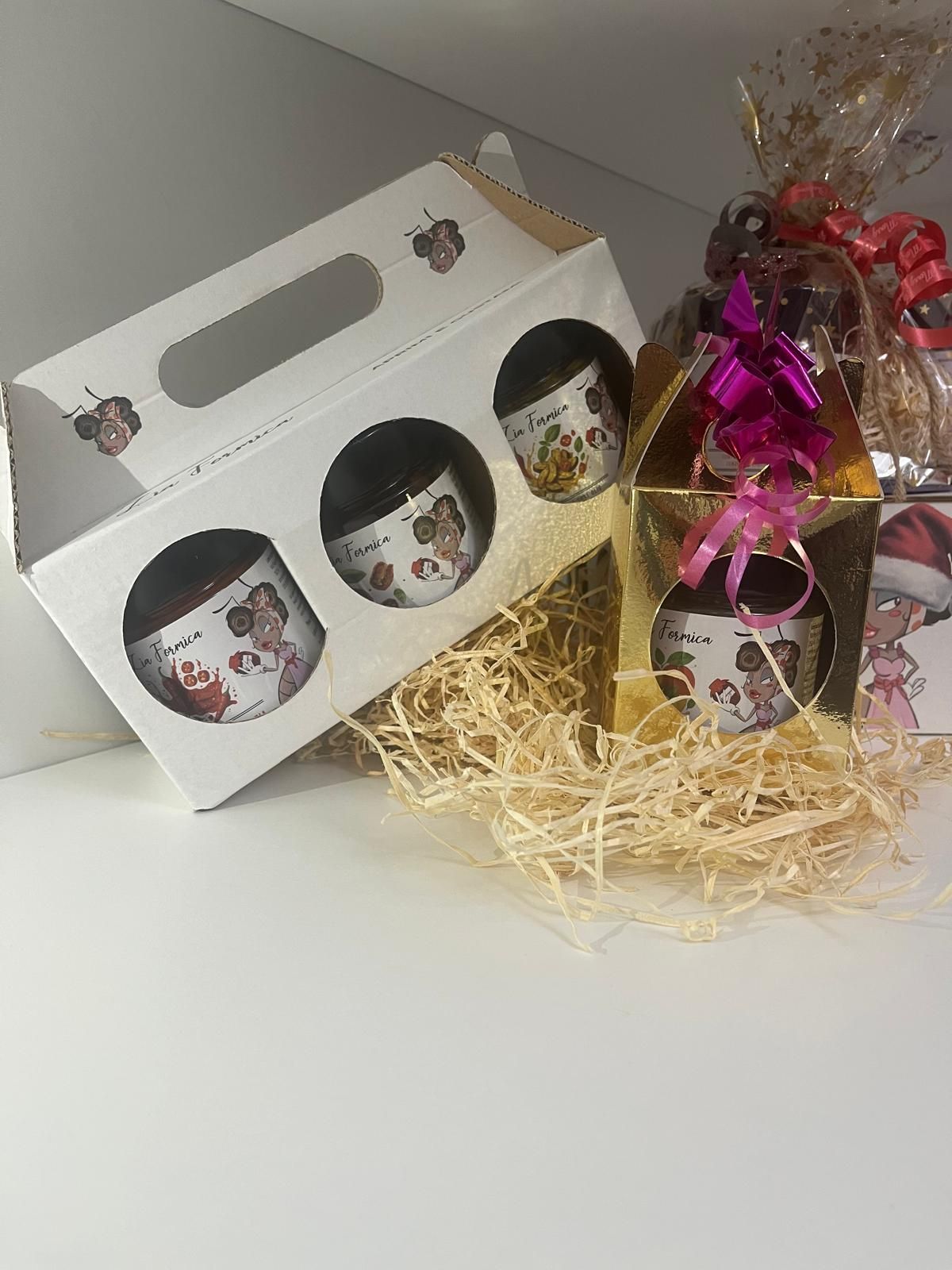 tris vasetti di marmellate e confetture