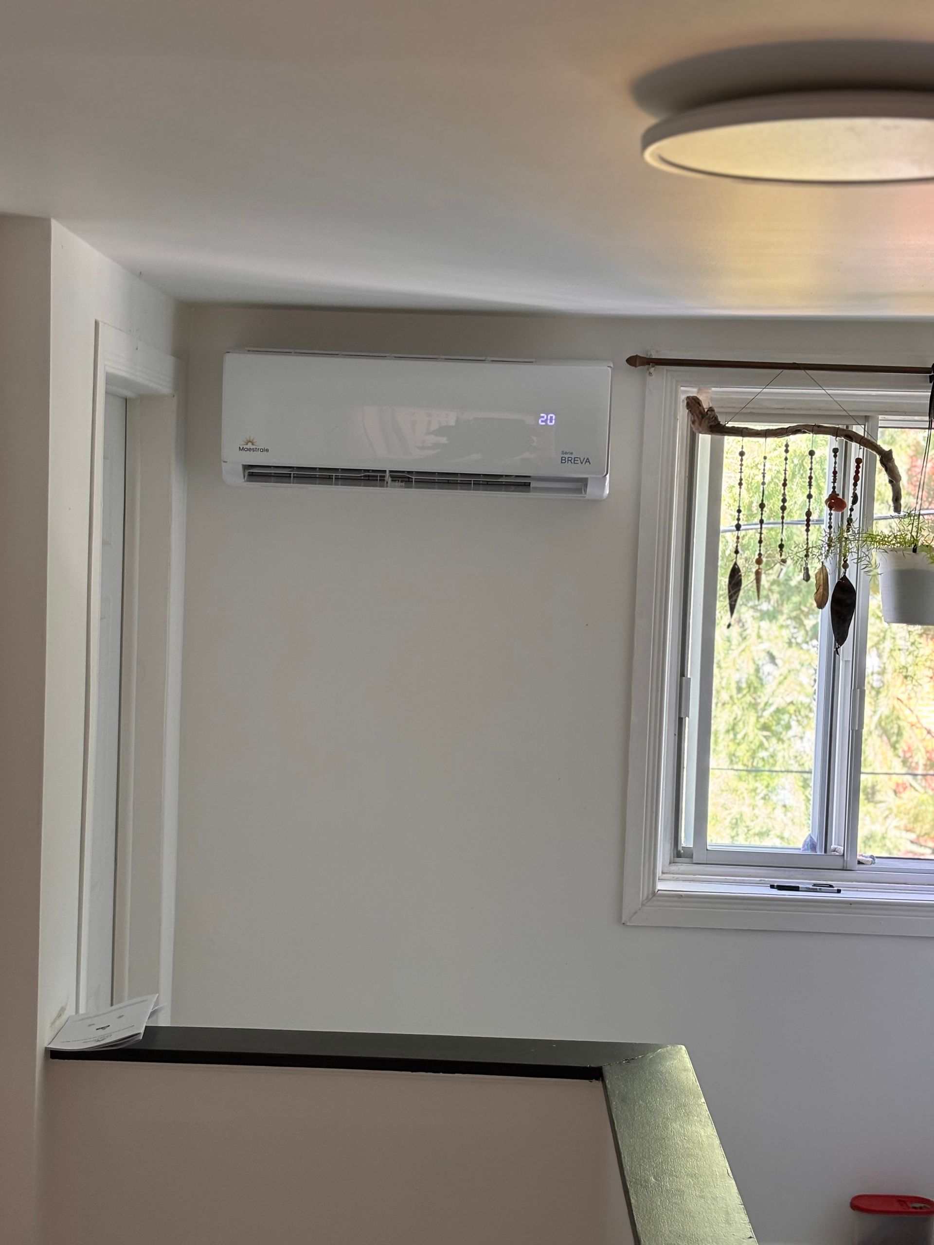 Une pièce avec une fenêtre et un plafonnier